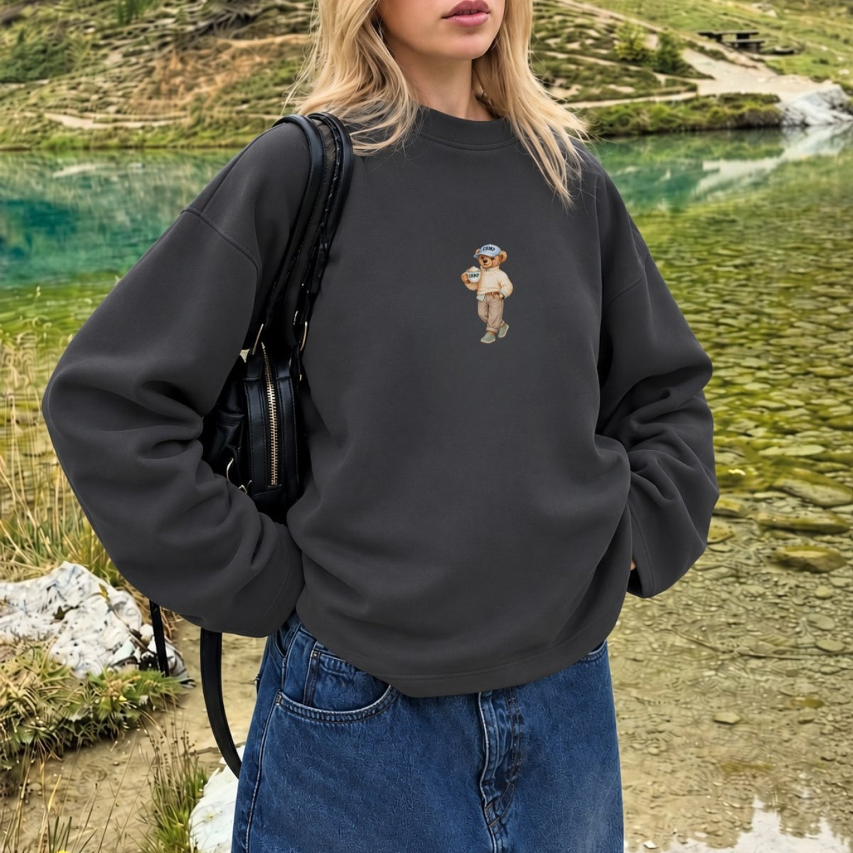 Kadın Relaxed Fit Sweatshirt Coffee Bear Baskılı Füme – Bisiklet Yaka, 3 İplik Şardonsuz, Düşük Omuz