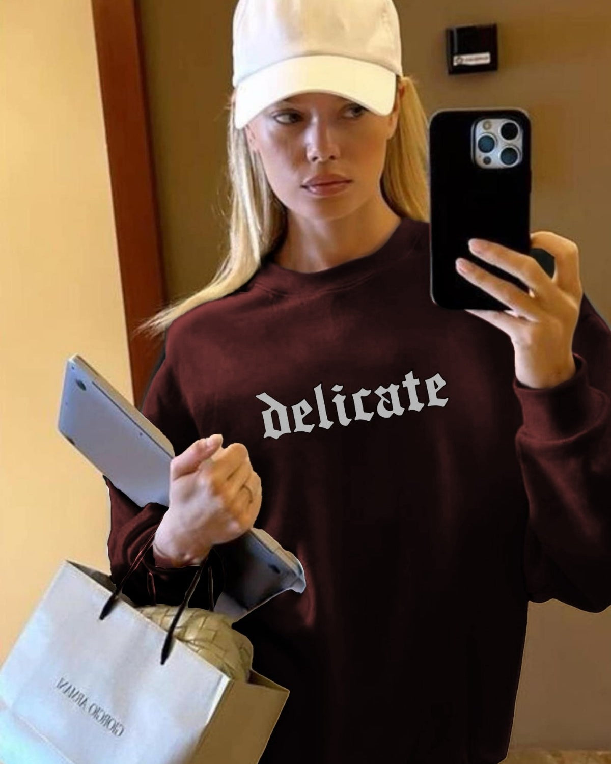 Kadın Bordo Delicate Yazılı Oversize Sweatshirt – Şardonlu 3 İplik, Gotik Baskılı, Casual Şehir Stili