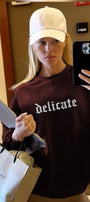 Kadın Bordo Delicate Yazılı Oversize Sweatshirt – Şardonlu 3 İplik, Gotik Baskılı, Casual Şehir Stili