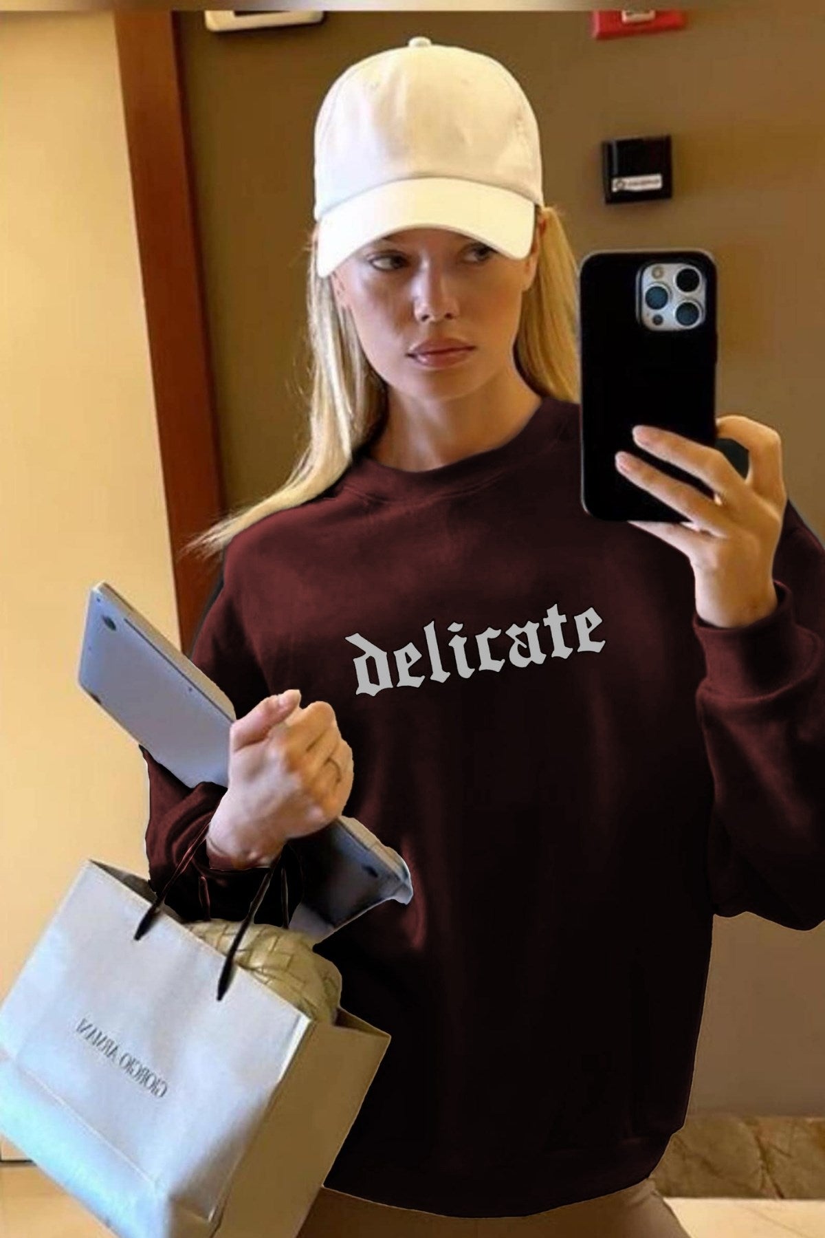 Kadın Bordo Delicate Yazılı Oversize Sweatshirt – Şardonlu 3 İplik, Gotik Baskılı, Casual Şehir Stili