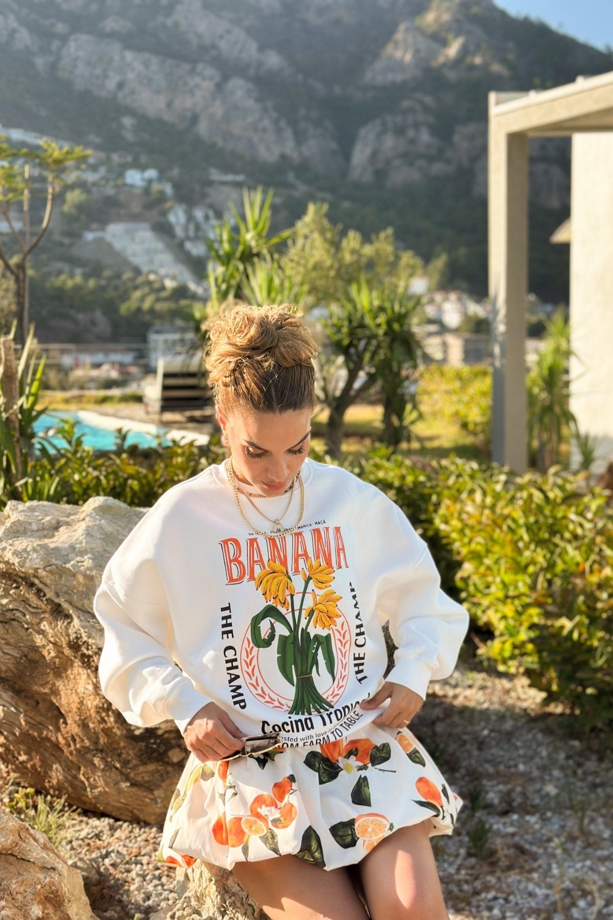 Kadın Oversize Sweatshirt Banana Tropical Baskılı Beyaz – Bisiklet Yaka, 3 İplik Şardonlu Polar