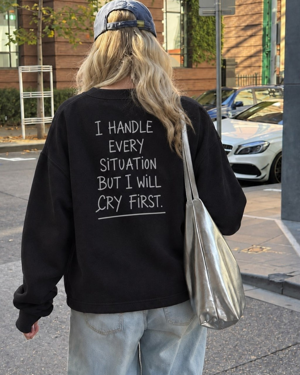 Kadın Relaxed Fit Sweatshirt Cry First Baskılı Siyah – Bisiklet Yaka, 3 İplik Şardonsuz, Düşük Omuz