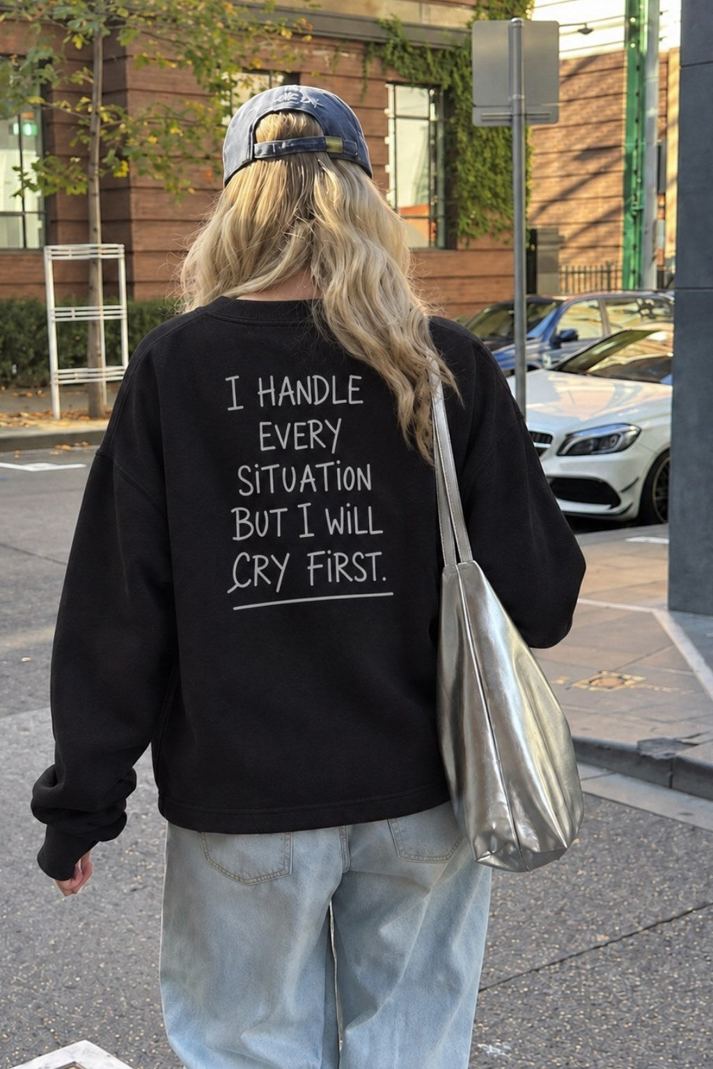 Kadın Relaxed Fit Sweatshirt Cry First Baskılı Siyah – Bisiklet Yaka, 3 İplik Şardonsuz, Düşük Omuz