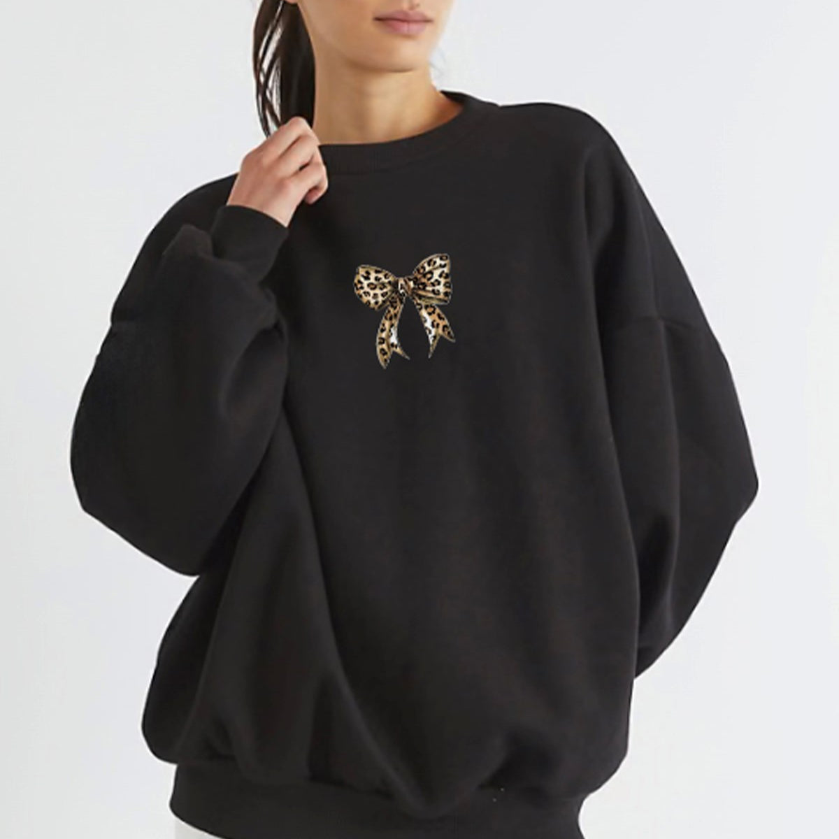 Kadın Oversize Sweatshirt Leo Kurdele Baskılı Siyah – Bisiklet Yaka, 3 İplik Şardonlu Polar