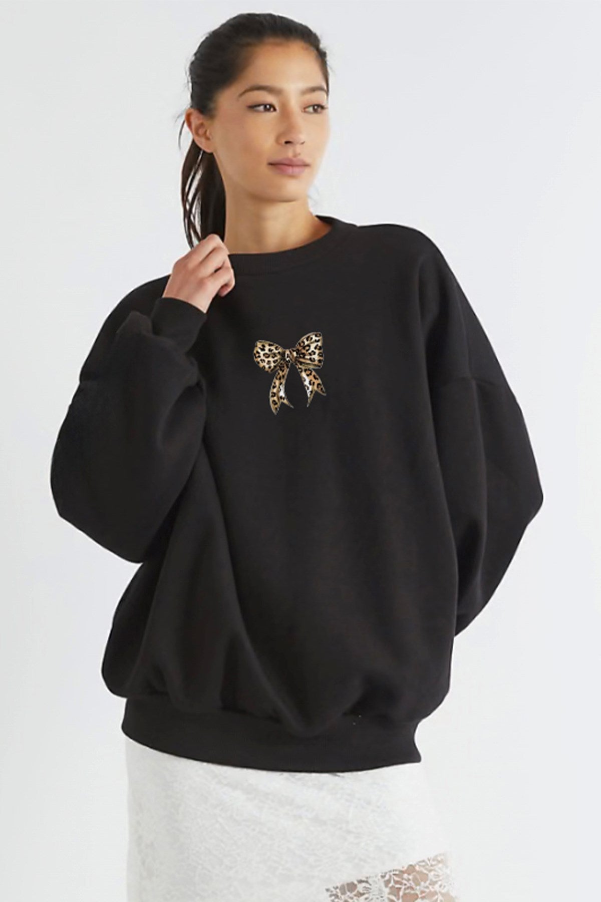 Kadın Oversize Sweatshirt Leo Kurdele Baskılı Siyah – Bisiklet Yaka, 3 İplik Şardonlu Polar