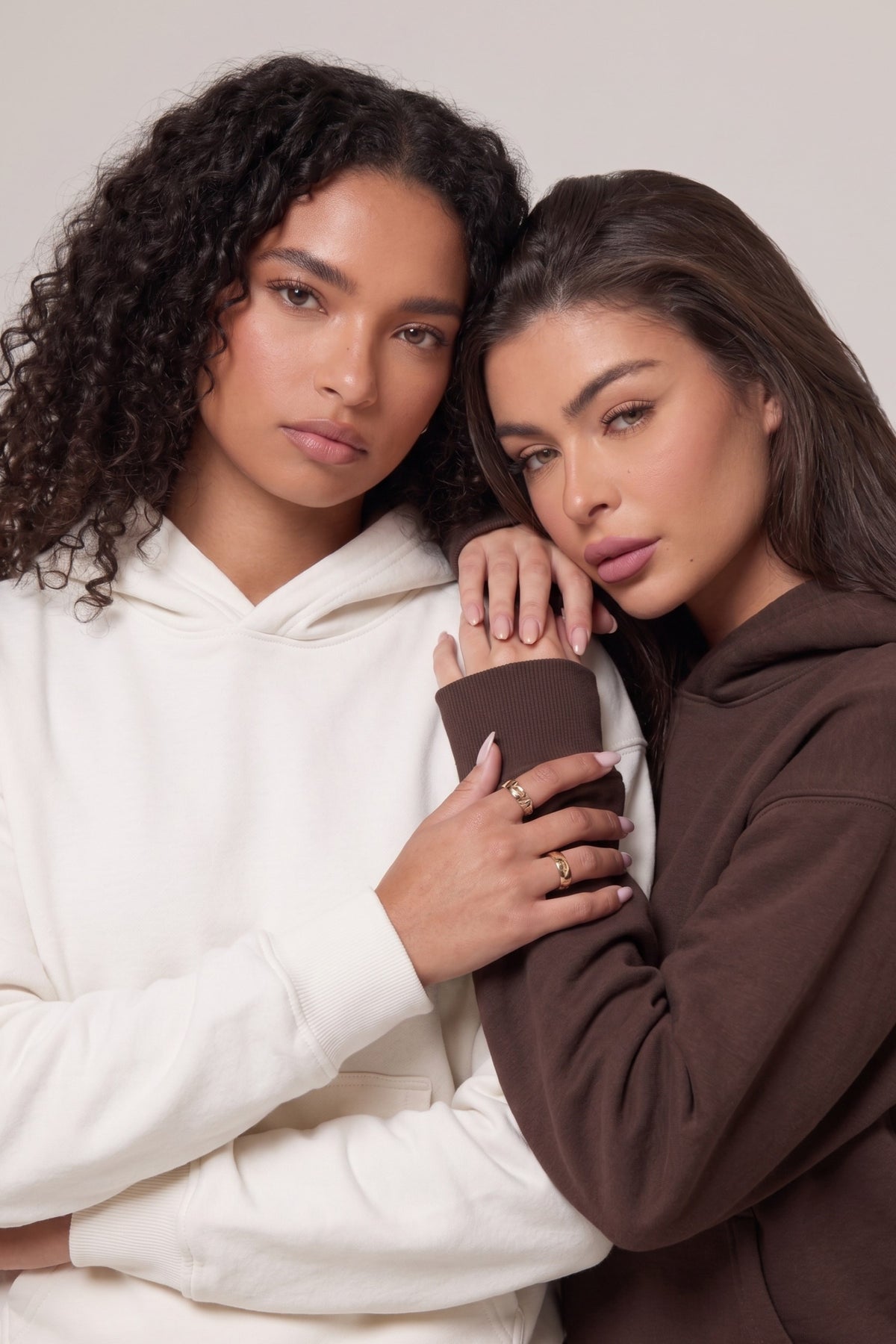 Unisex 2’li Oversize Basic Hoodie Beyaz & Kahverengi – Kapüşonlu, Cepli, 3 İplik Şardonlu Polar