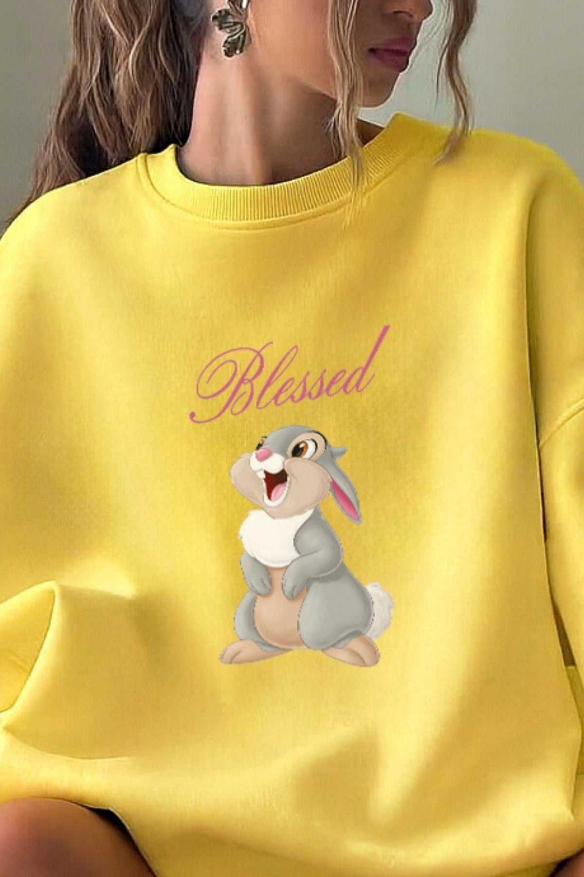 Kadın Oversize Sweatshirt Elbise Blessed Bunny Baskılı Sarı – Bisiklet Yaka, 3 İplik Şardonlu Polar