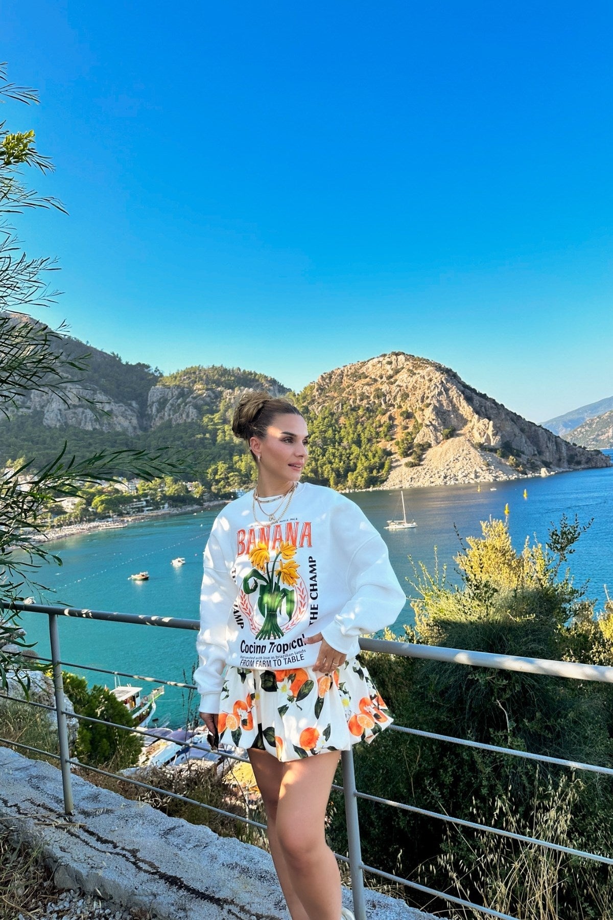 Kadın Oversize Sweatshirt Banana Tropical Baskılı Beyaz – Bisiklet Yaka, 3 İplik Şardonlu Polar