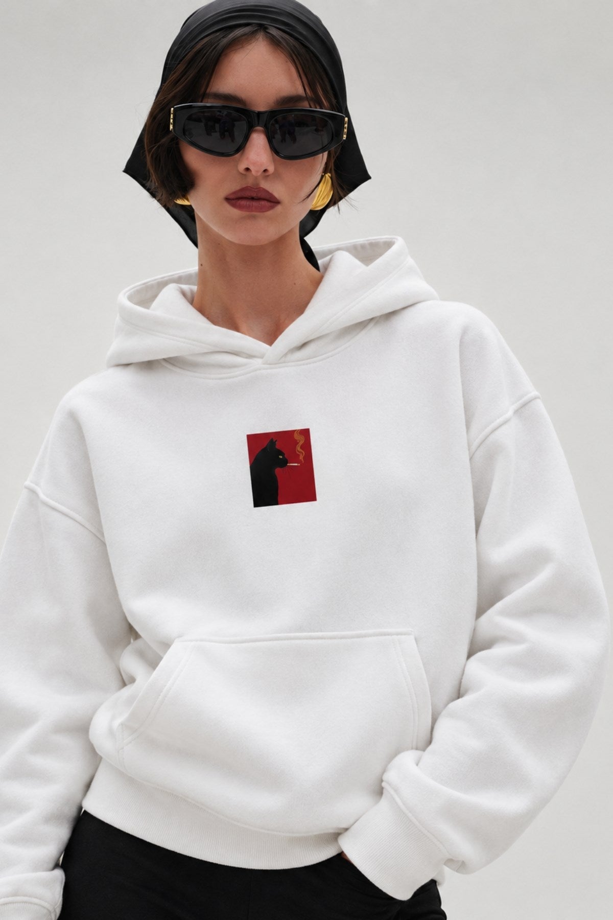 Kadın Oversize Hoodie Noir Cat Baskılı Beyaz – Kapüşonlu, Kanguru Cepli, 3 İplik Şardonlu Polar