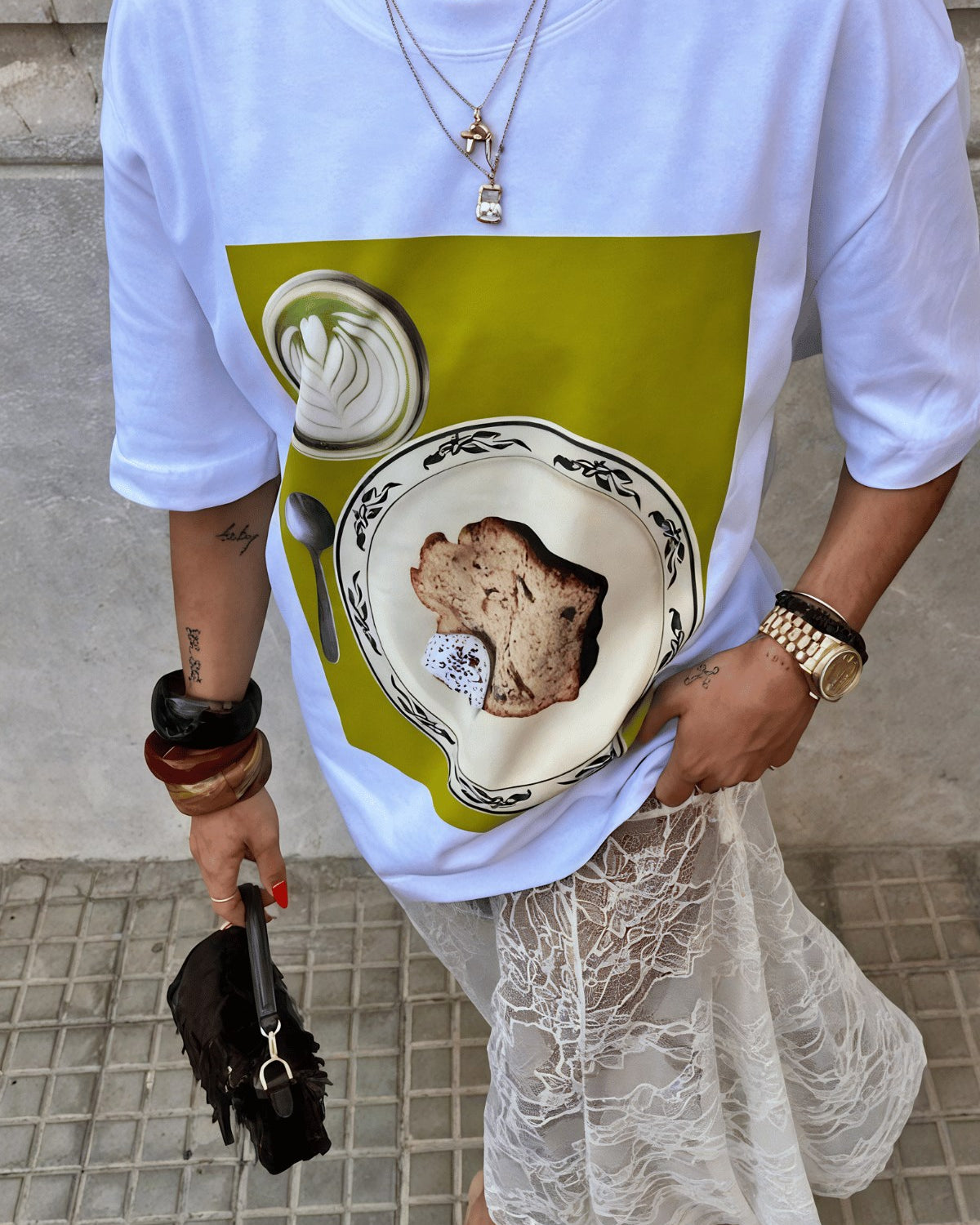 Kadın Oversize Tişört Breakfast Mood Baskılı Beyaz – Bisiklet Yaka, Rahat Kalıp, %100 Pamuk