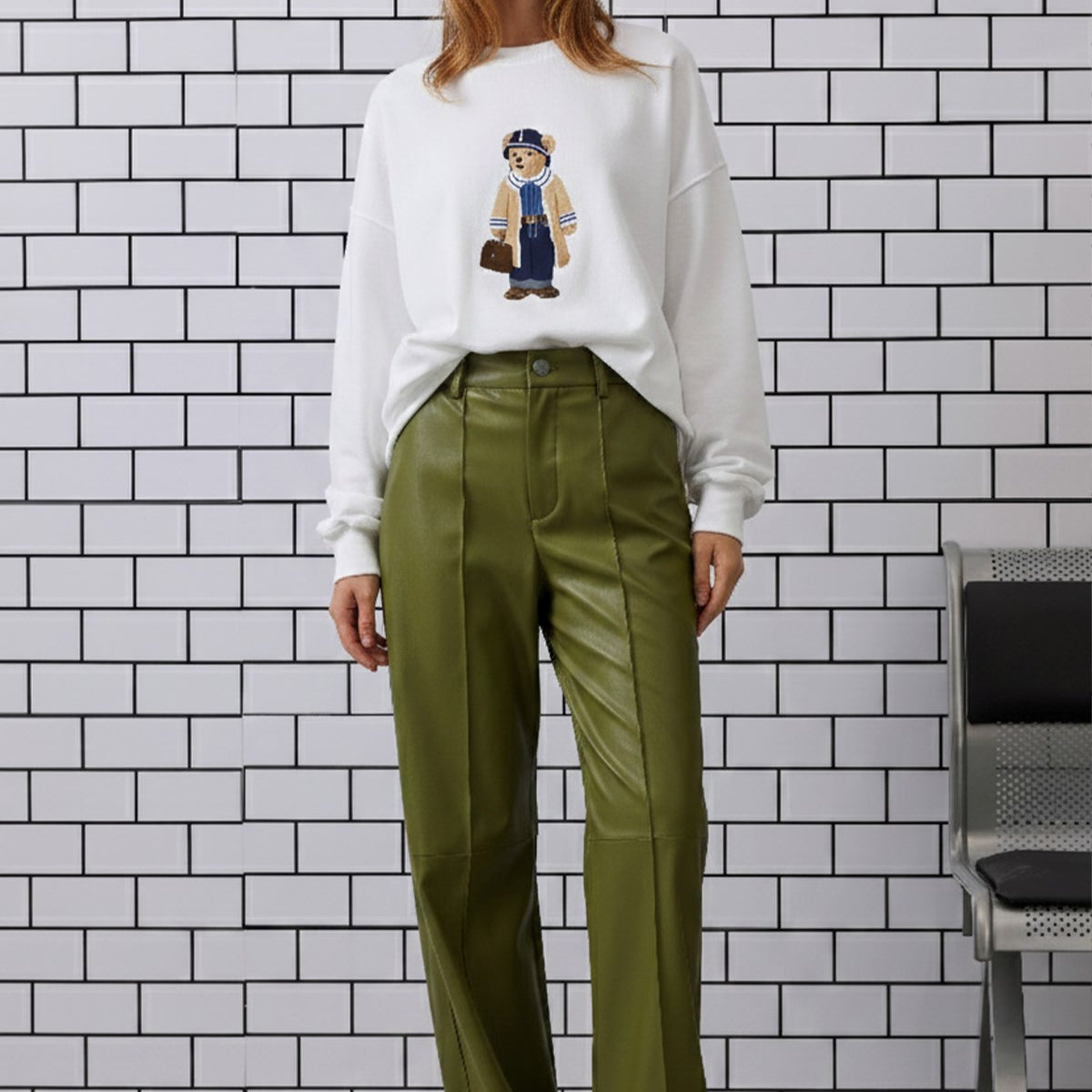 Kadın Oversize Sweatshirt Traveler Bear Baskılı Beyaz – Bisiklet Yaka, 3 İplik Şardonlu Polar