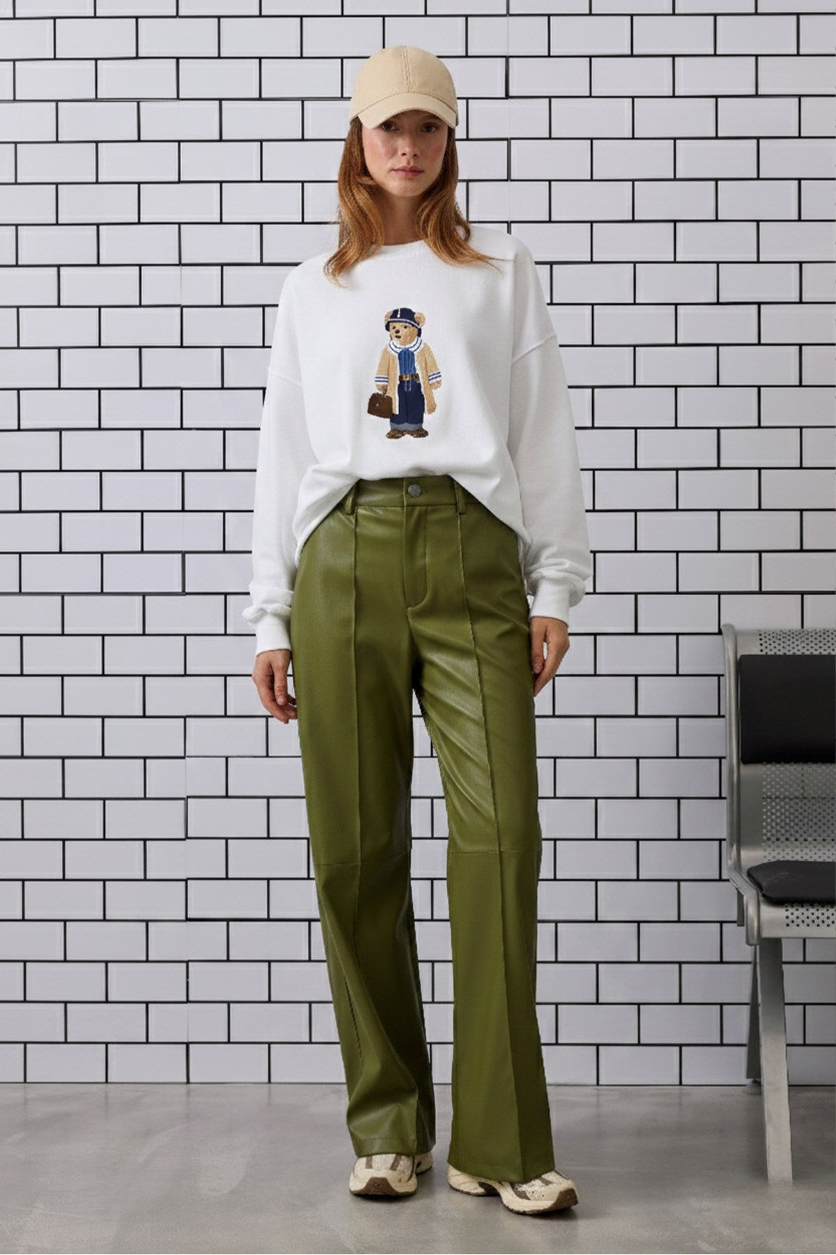 Kadın Oversize Sweatshirt Traveler Bear Baskılı Beyaz – Bisiklet Yaka, 3 İplik Şardonlu Polar