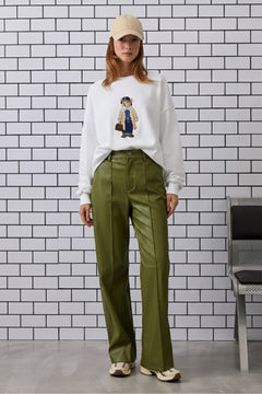 Kadın Oversize Sweatshirt Traveler Bear Baskılı Beyaz – Bisiklet Yaka, 3 İplik Şardonlu Polar