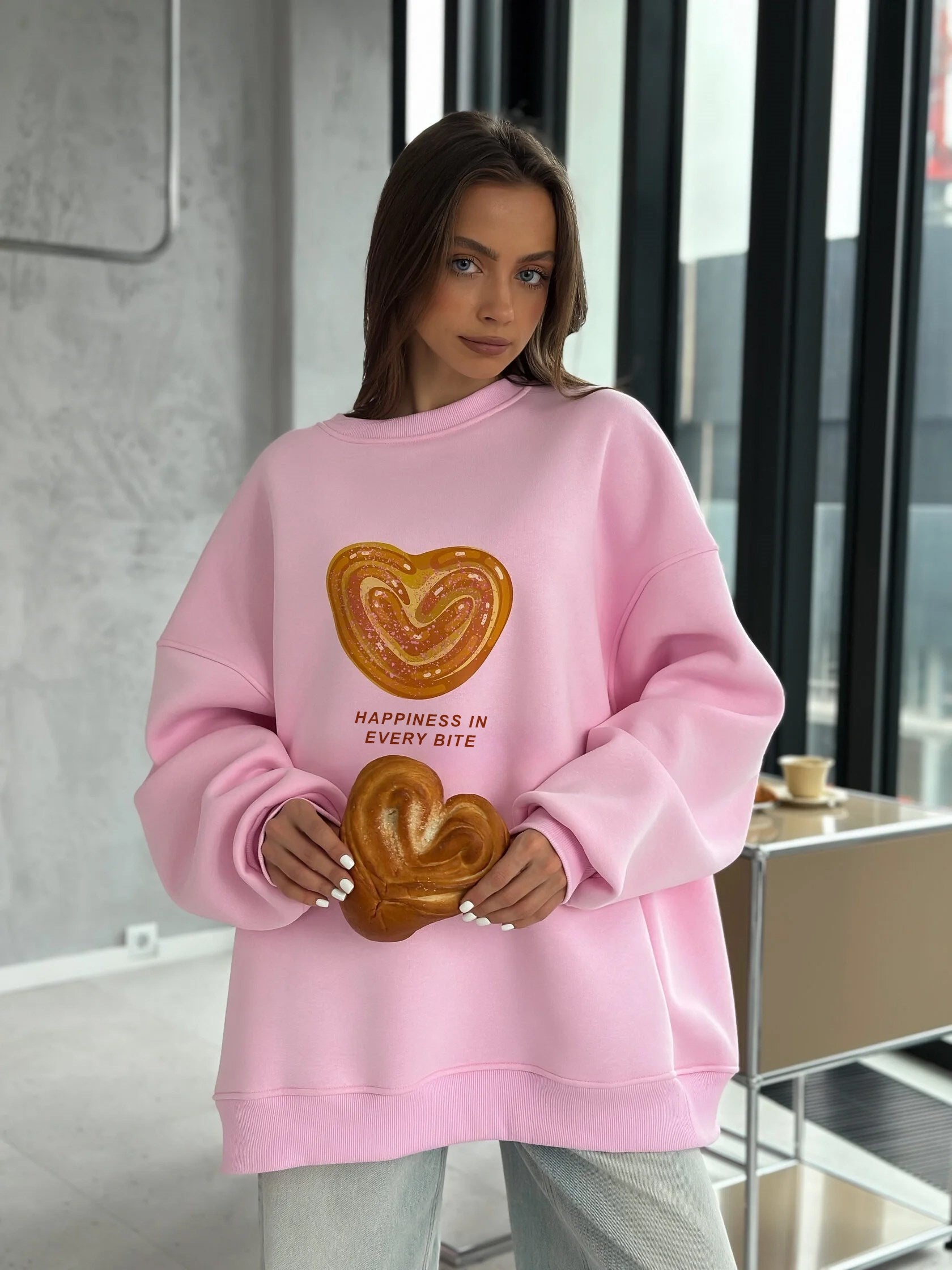 Kadın Oversize Sweatshirt Elbise Bakery Kalpli Palmier Baskılı Pembe – Bisiklet Yaka, 3 İplik Polar