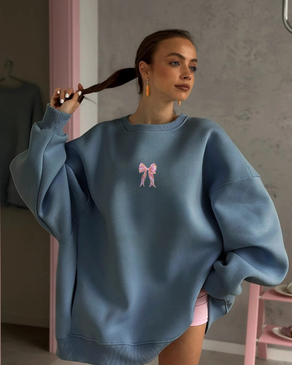 Kadın Oversize Sweat Elbise Pembe Kurdele Baskılı Marine – Bisiklet Yaka, 3 İplik Şardonlu Polar