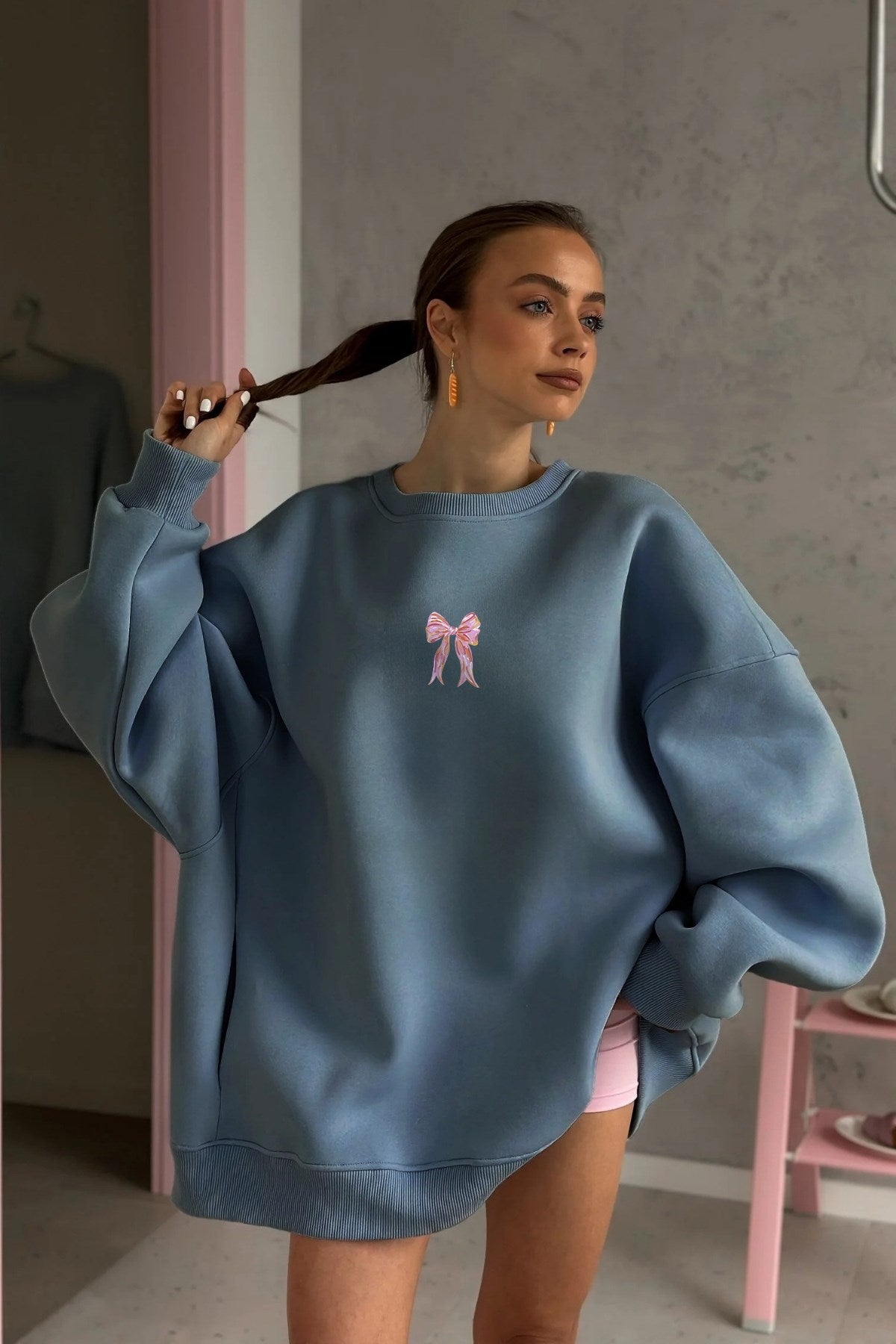 Kadın Oversize Sweat Elbise Pembe Kurdele Baskılı Marine – Bisiklet Yaka, 3 İplik Şardonlu Polar