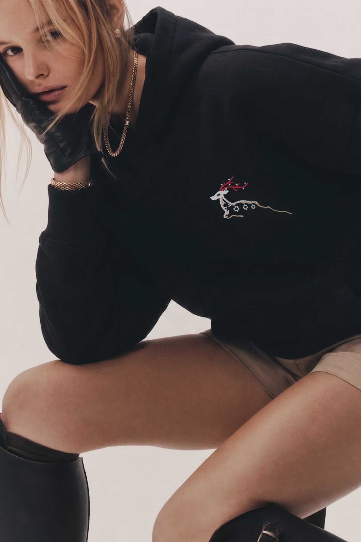 Kadın Oversize Hoodie Geyik Nakışlı Siyah – Kapüşonlu, Kanguru Cepli, 3 İplik Şardonlu Polar