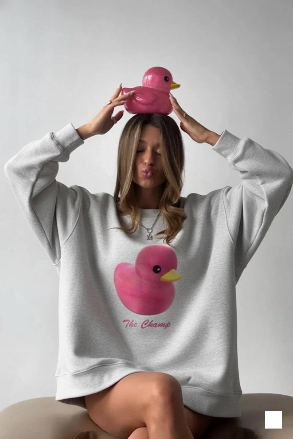 Kadın Gri Melanj Bisiklet Yaka Sweatshirt Elbise– Pembe Ördek Baskılı 3 İplik Şardonlu Oversize