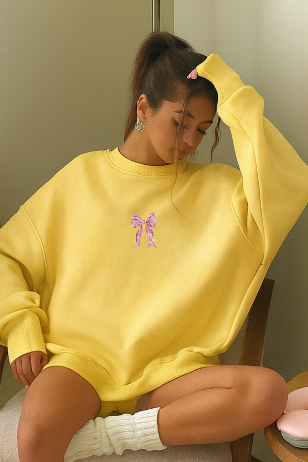 Kadın Oversize Sweat Elbise Pembe Kurdele Baskılı Sarı – Bisiklet Yaka, 3 İplik Şardonlu Polar