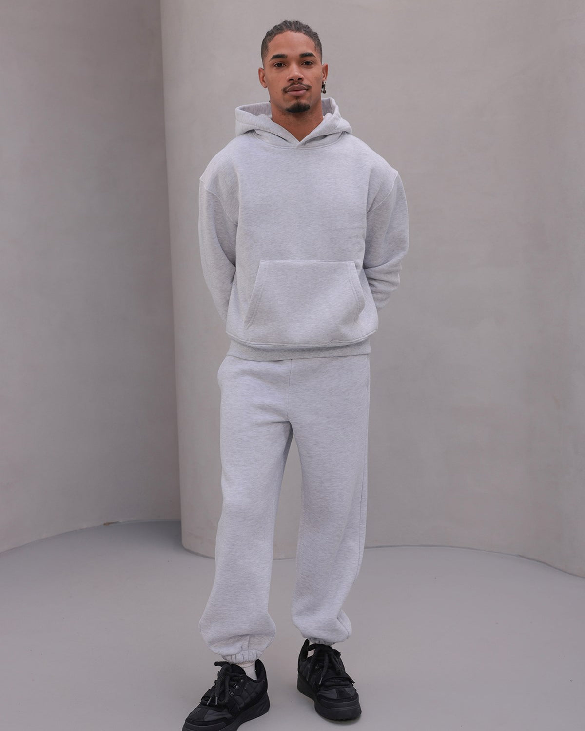  Erkek Oversize Eşofman Takımı Gri – Basic, 3 İplik Şardonlu Polar; Kapüşonlu Üst, Lastikli Alt