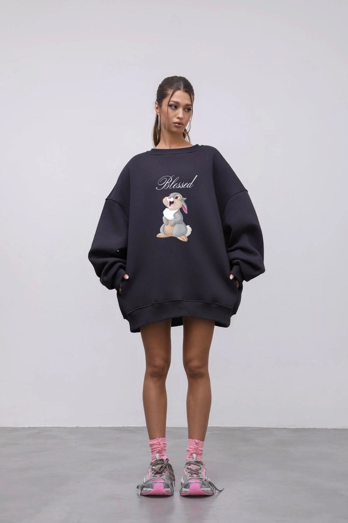 Kadın Oversize Sweatshirt Elbise Blessed Bunny Baskılı Füme – Bisiklet Yaka, 3 İplik Şardonlu Polar