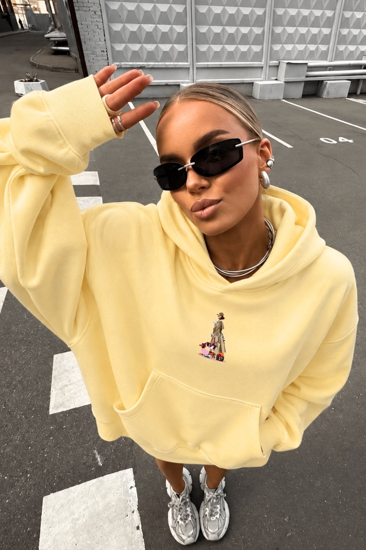 Kadın Oversize Hoodie City Walk Baskılı Sarı – Kapüşonlu, Kanguru Cepli, 3 İplik Polar