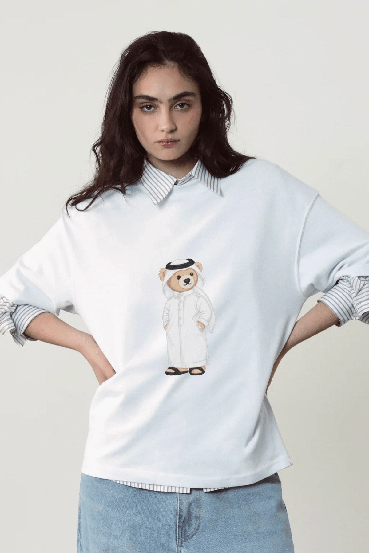 Kadın Oversize Tişört Qatari Bear White Baskılı Beyaz – Bisiklet Yaka, Rahat Kalıp, %100 Pamuk