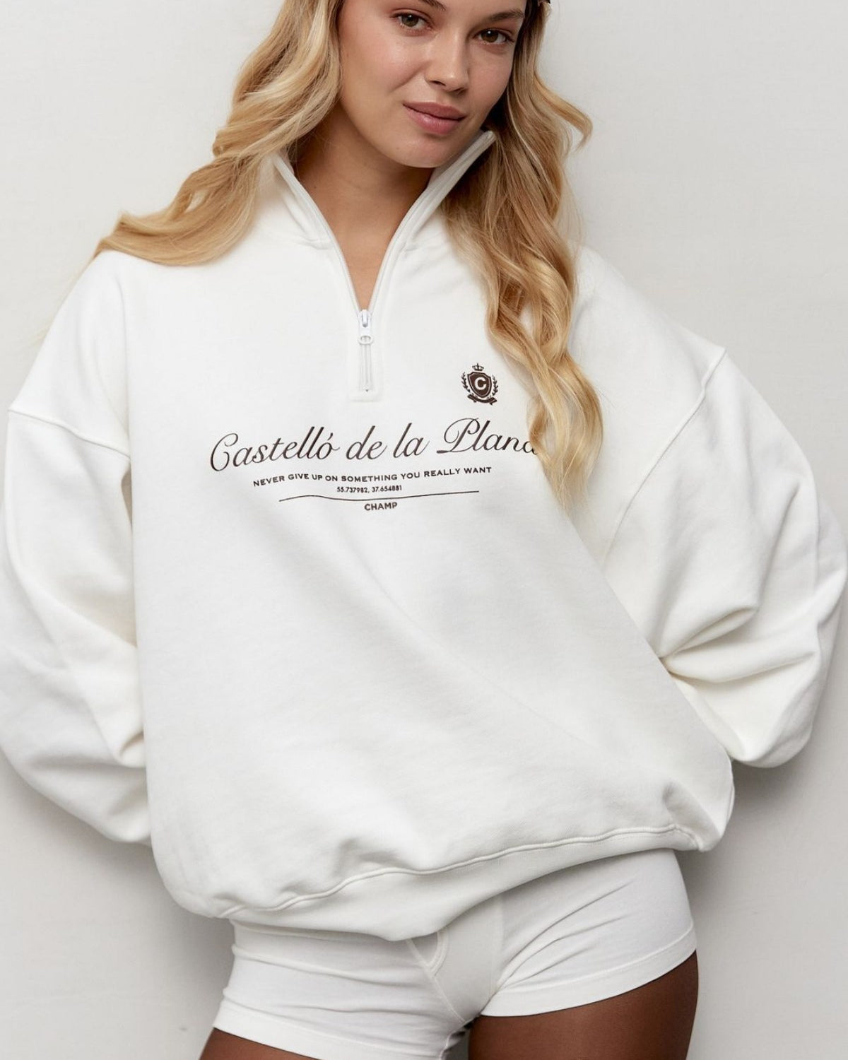 Kadın Beyaz Yarım Fermuarlı Oversize Sweatshirt – Castelló de la Plana Baskılı, Modern Şehir Stili