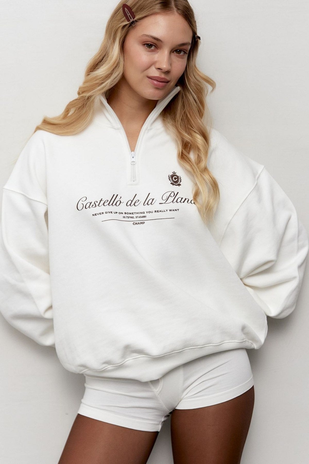 Kadın Beyaz Yarım Fermuarlı Oversize Sweatshirt – Castelló de la Plana Baskılı, Modern Şehir Stili