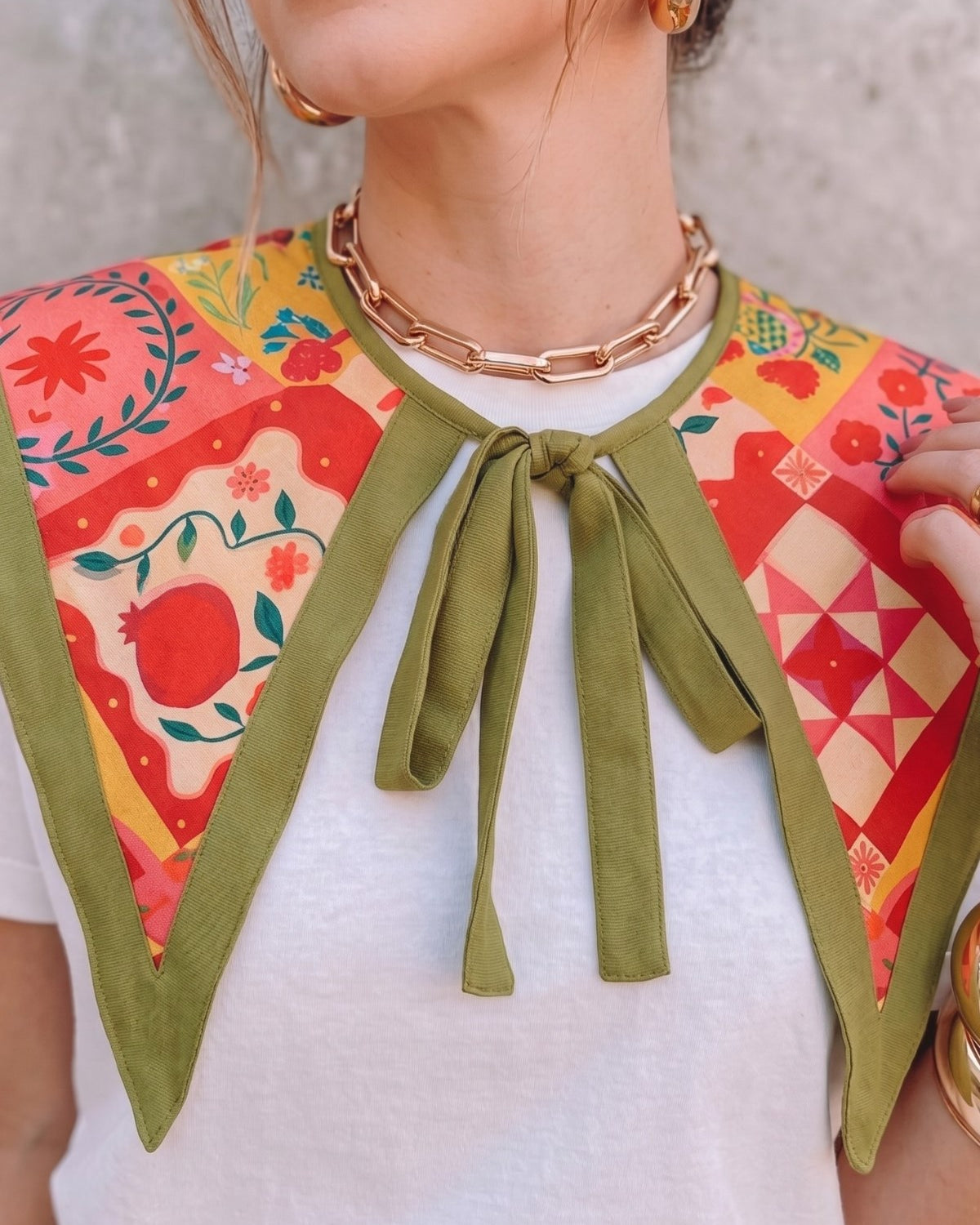 Kadın Oversize Tişört Anatolia Bloom Şal Yaka Aksesuarlı Beyaz – Rahat Kalıp, %100 Pamuk