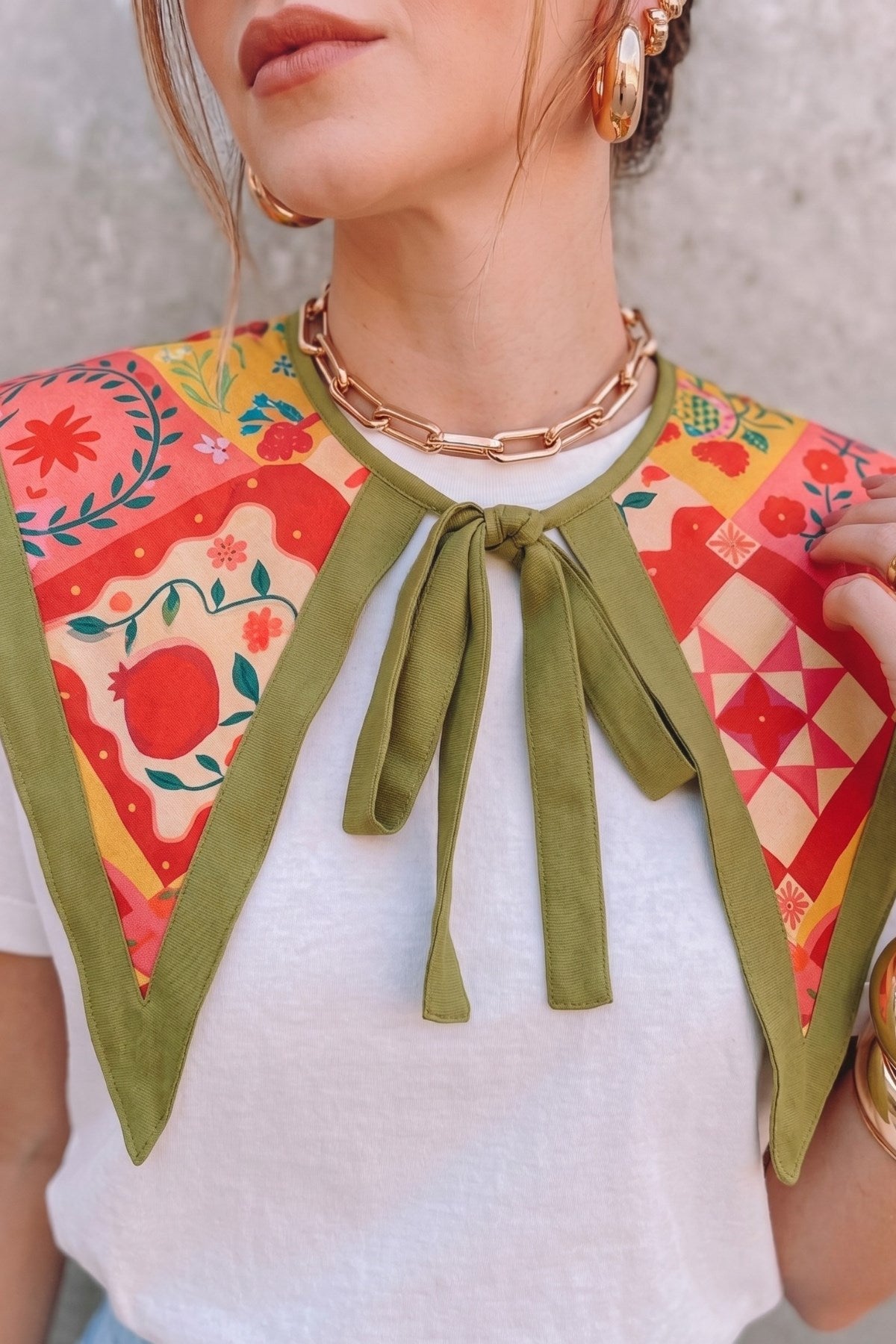 Kadın Oversize Tişört Anatolia Bloom Şal Yaka Aksesuarlı Beyaz – Rahat Kalıp, %100 Pamuk