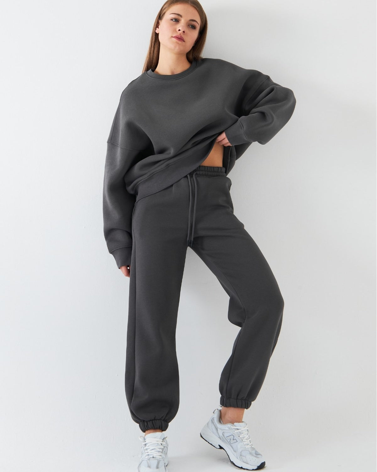 Unisex Oversize Eşofman Takımı Basic Füme – Bisiklet Yaka, Lastikli Paça, 3 İplik Şardonlu Polar