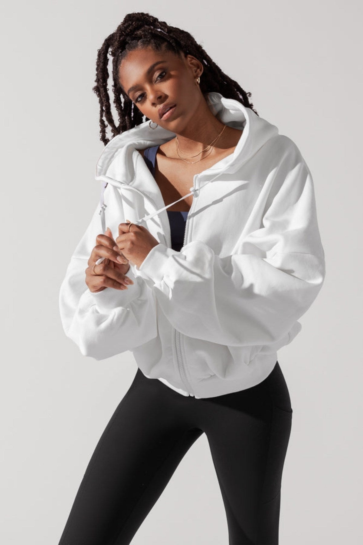 Kadın Beyaz Kapüşonlu Sweatshirt – Fermuarlı 3 İplik Şardonlu Oversize Spor Stil