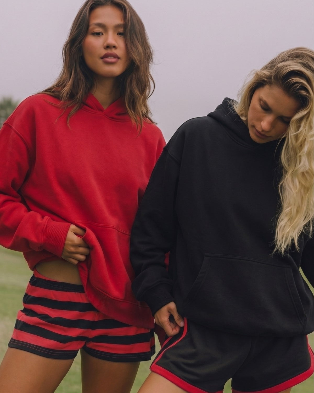 Unisex 2’li Oversize Basic Hoodie Siyah & Kırmızı – Kapüşonlu, Cepli, 3 İplik Şardonlu Polar