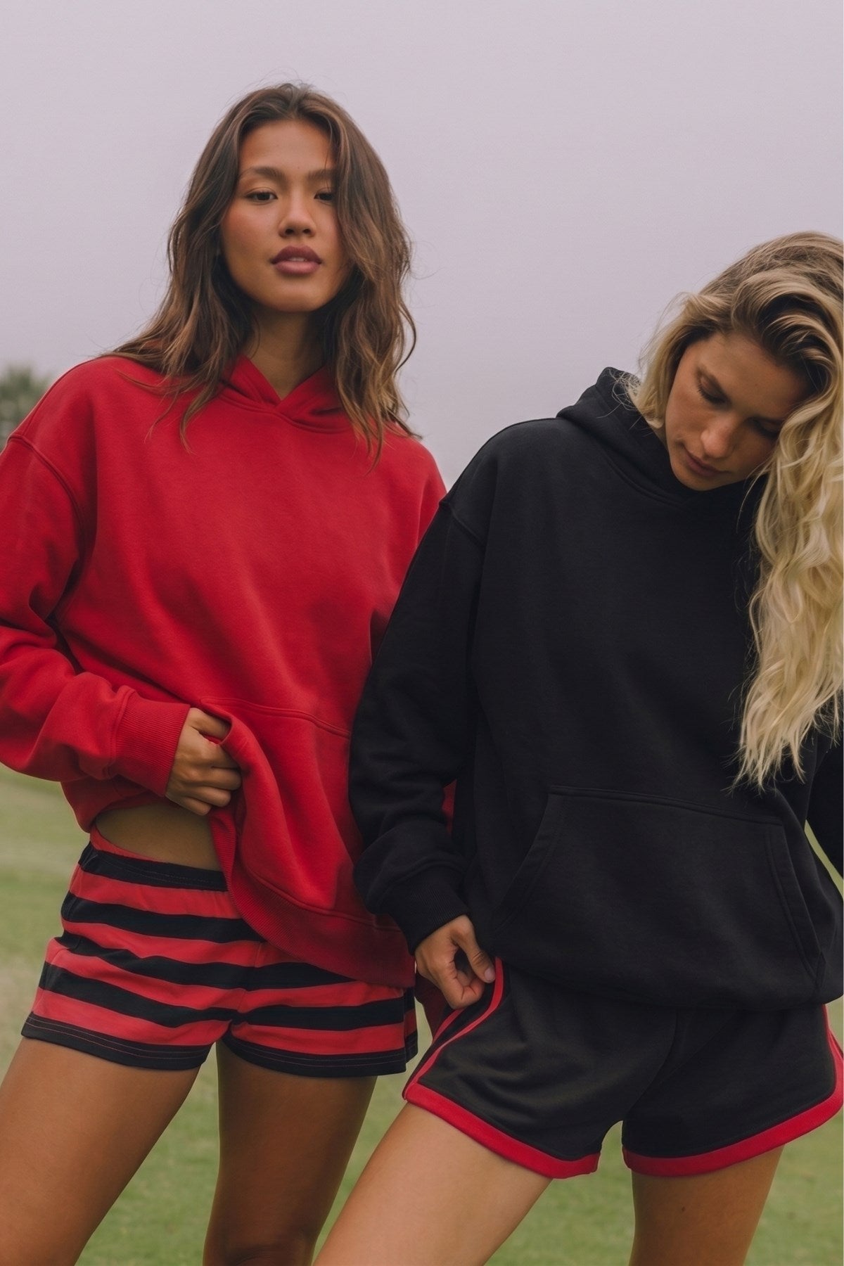 Unisex 2’li Oversize Basic Hoodie Siyah & Kırmızı – Kapüşonlu, Cepli, 3 İplik Şardonlu Polar