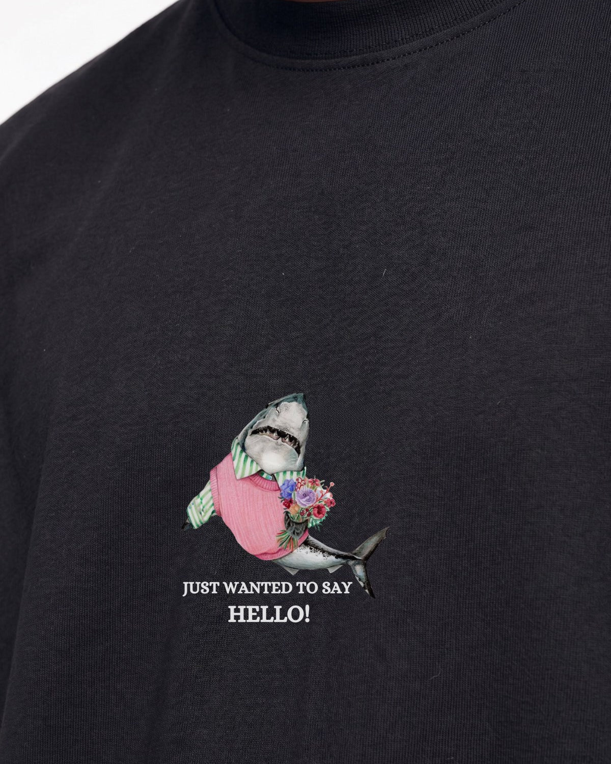 Erkek Oversize Tişört Shark Hello Baskılı Siyah – Bisiklet Yaka, Rahat Kalıp, %100 Pamuk