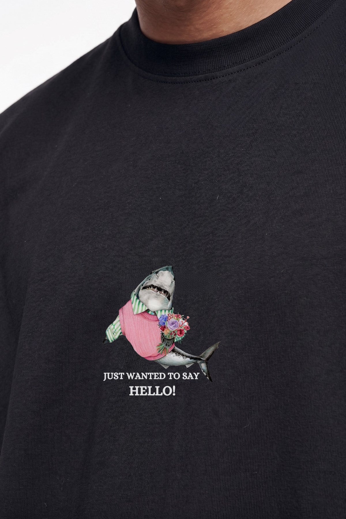Erkek Oversize Tişört Shark Hello Baskılı Siyah – Bisiklet Yaka, Rahat Kalıp, %100 Pamuk