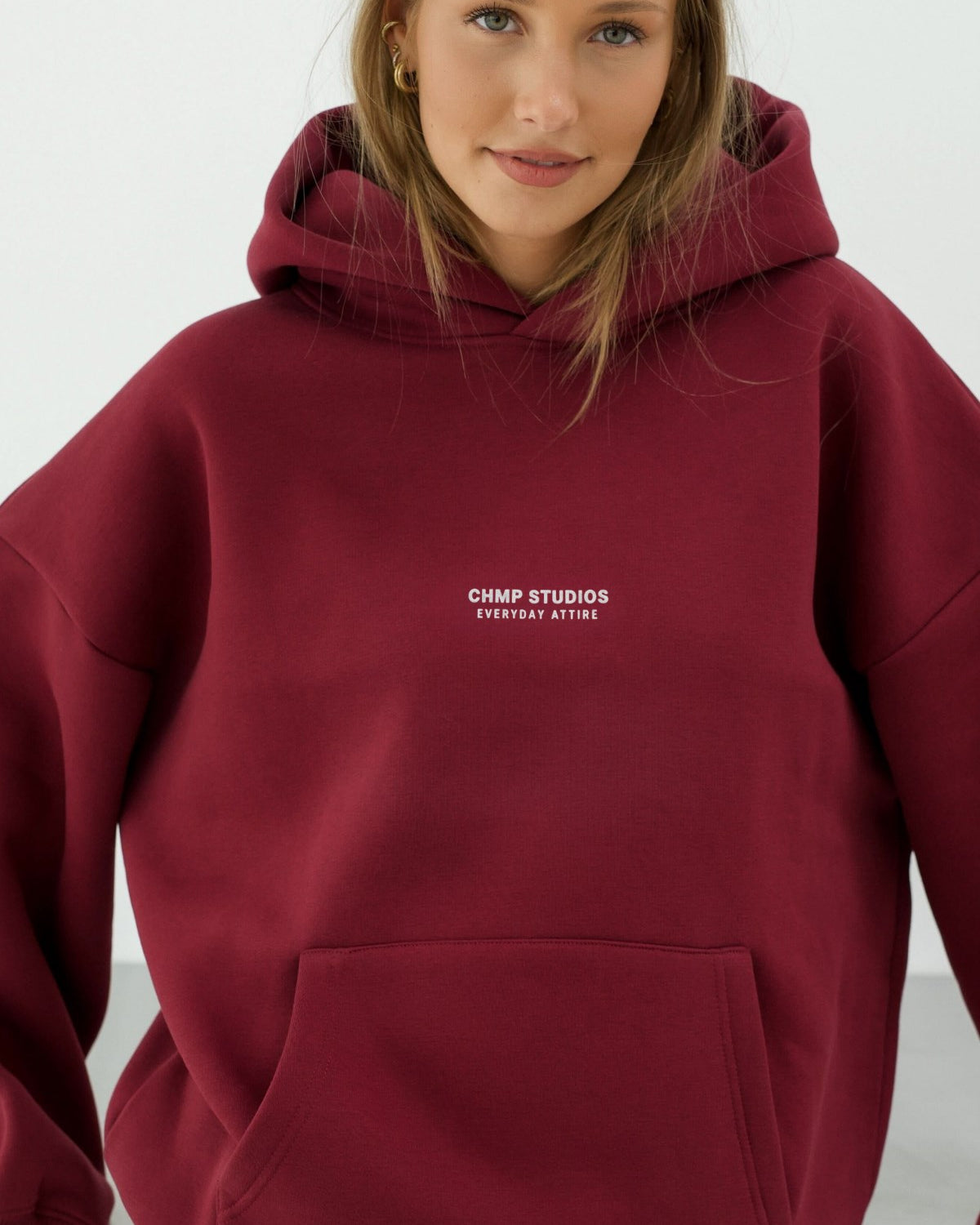 Kadın Oversize Sweatshirt Hoodie CHMP Yazlı Baskılı Bordo – Kapüşonlu, 3 İplik Polar, Kanguru Cepli