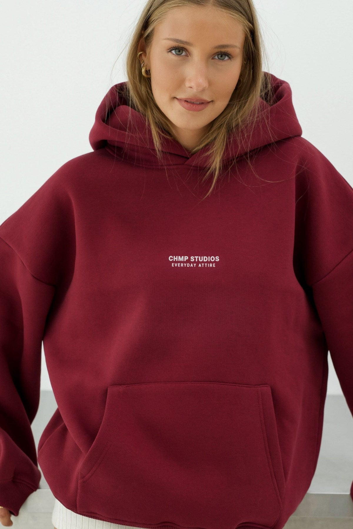 Kadın Oversize Sweatshirt Hoodie CHMP Yazlı Baskılı Bordo – Kapüşonlu, 3 İplik Polar, Kanguru Cepli