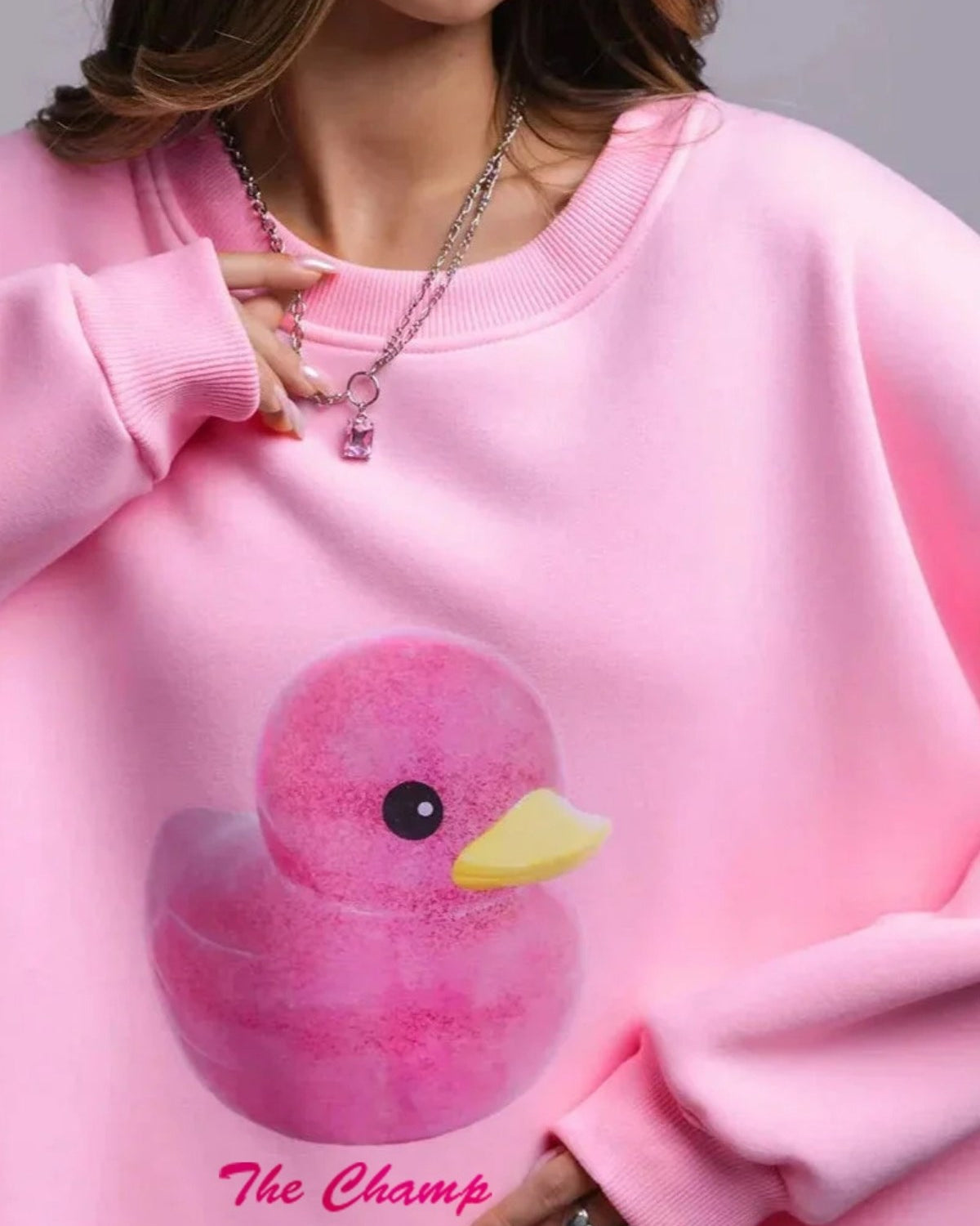 Kadın Beyaz Bisiklet Yaka Sweatshirt – Pembe Ördek Baskılı 3 İplik Şardonlu Oversize