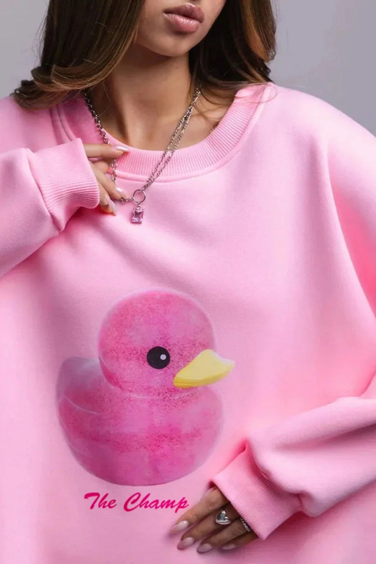 Kadın Beyaz Bisiklet Yaka Sweatshirt – Pembe Ördek Baskılı 3 İplik Şardonlu Oversize