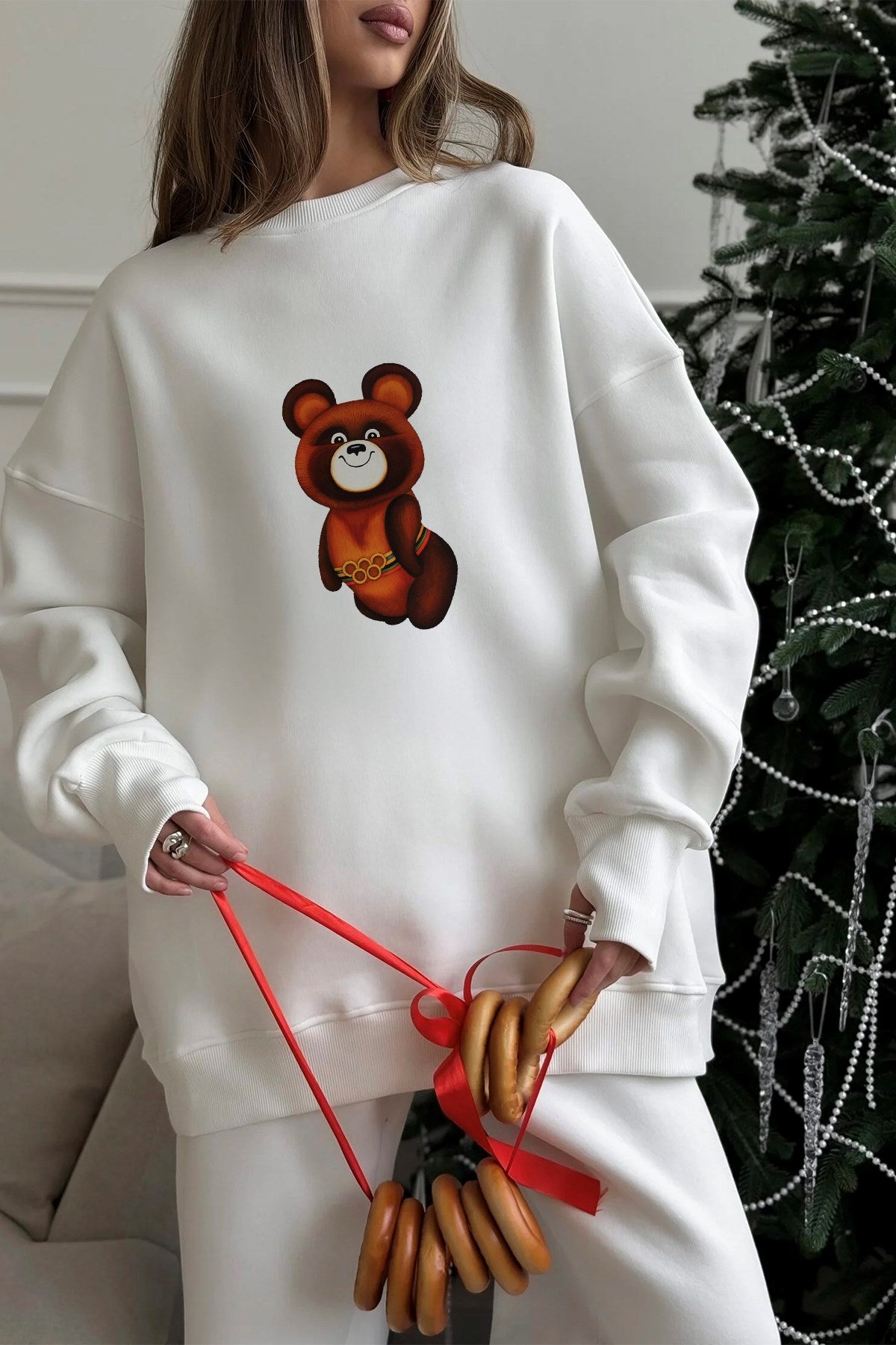Kadın Oversize Sweatshirt Elbise Misha Mood Baskılı Beyaz – Bisiklet Yaka, 3 İplik Şardonlu Polar