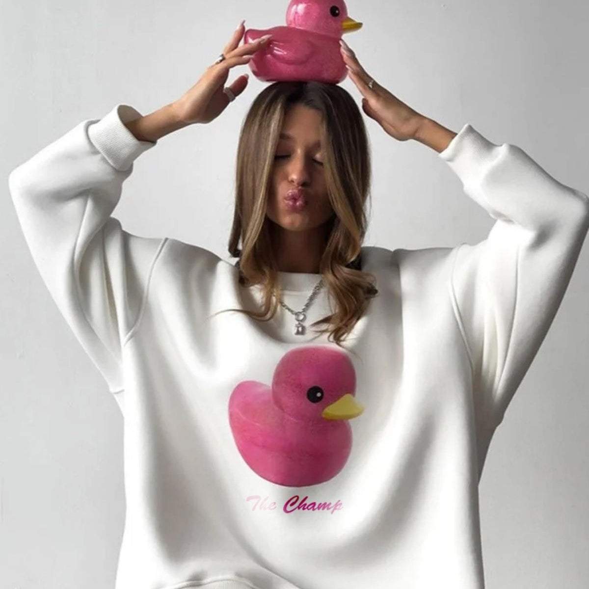 Kadın Beyaz Bisiklet Yaka Sweatshirt – Pembe Ördek Baskılı 3 İplik Şardonlu Oversize