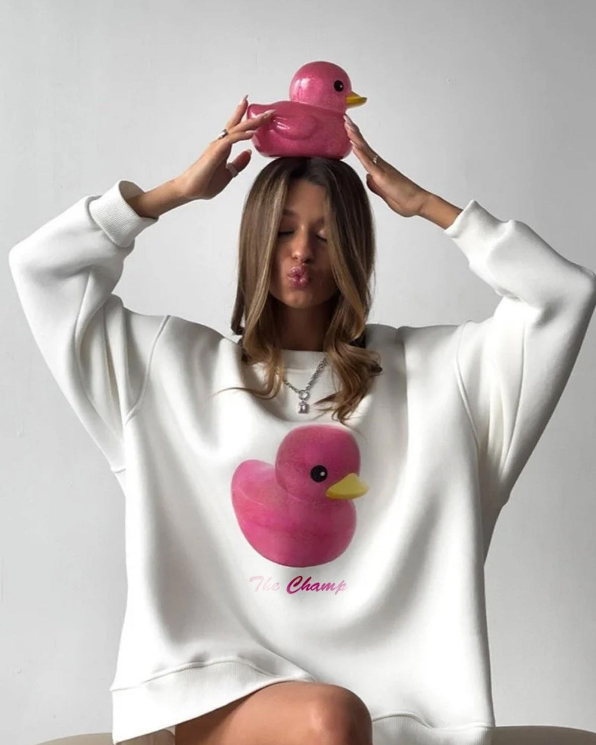 Kadın Beyaz Bisiklet Yaka Sweatshirt – Pembe Ördek Baskılı 3 İplik Şardonlu Oversize