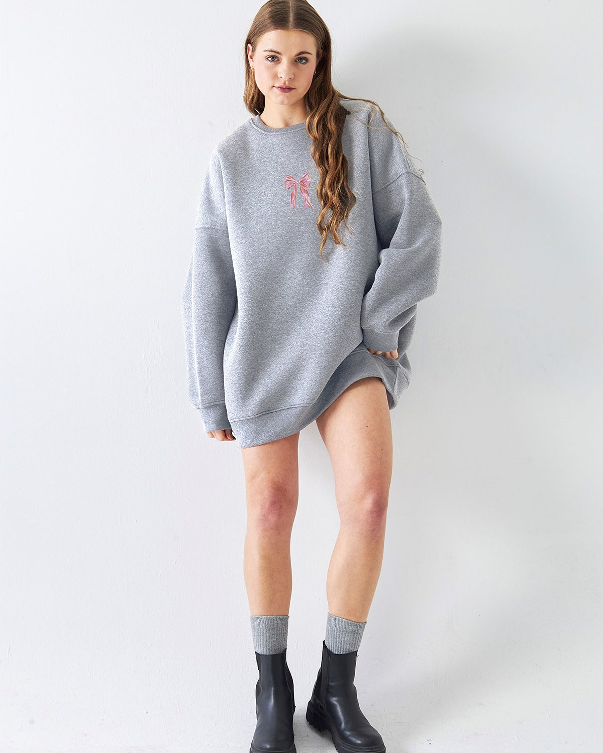 Kadın Oversize Sweat Elbise Pembe Kurdele Baskılı Gri Melanj – Bisiklet Yaka, 3 İplik Şardonlu Polar