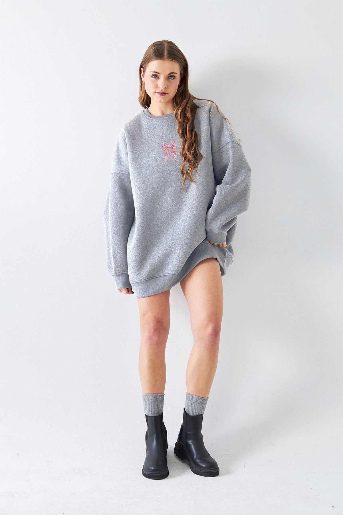 Kadın Oversize Sweat Elbise Pembe Kurdele Baskılı Gri Melanj – Bisiklet Yaka, 3 İplik Şardonlu Polar