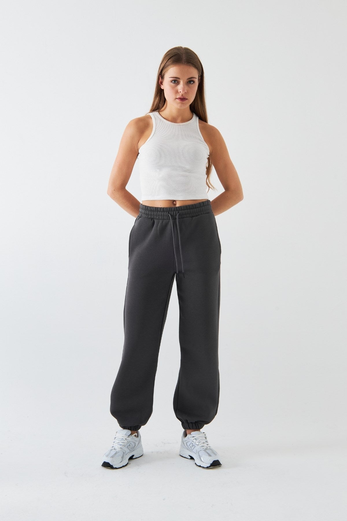 Oversize Unisex Eşofman Altı Füme – 3 İplik Şardonlu, Paça-Bel Lastikli, Cepli, Modern Rahat Kesim