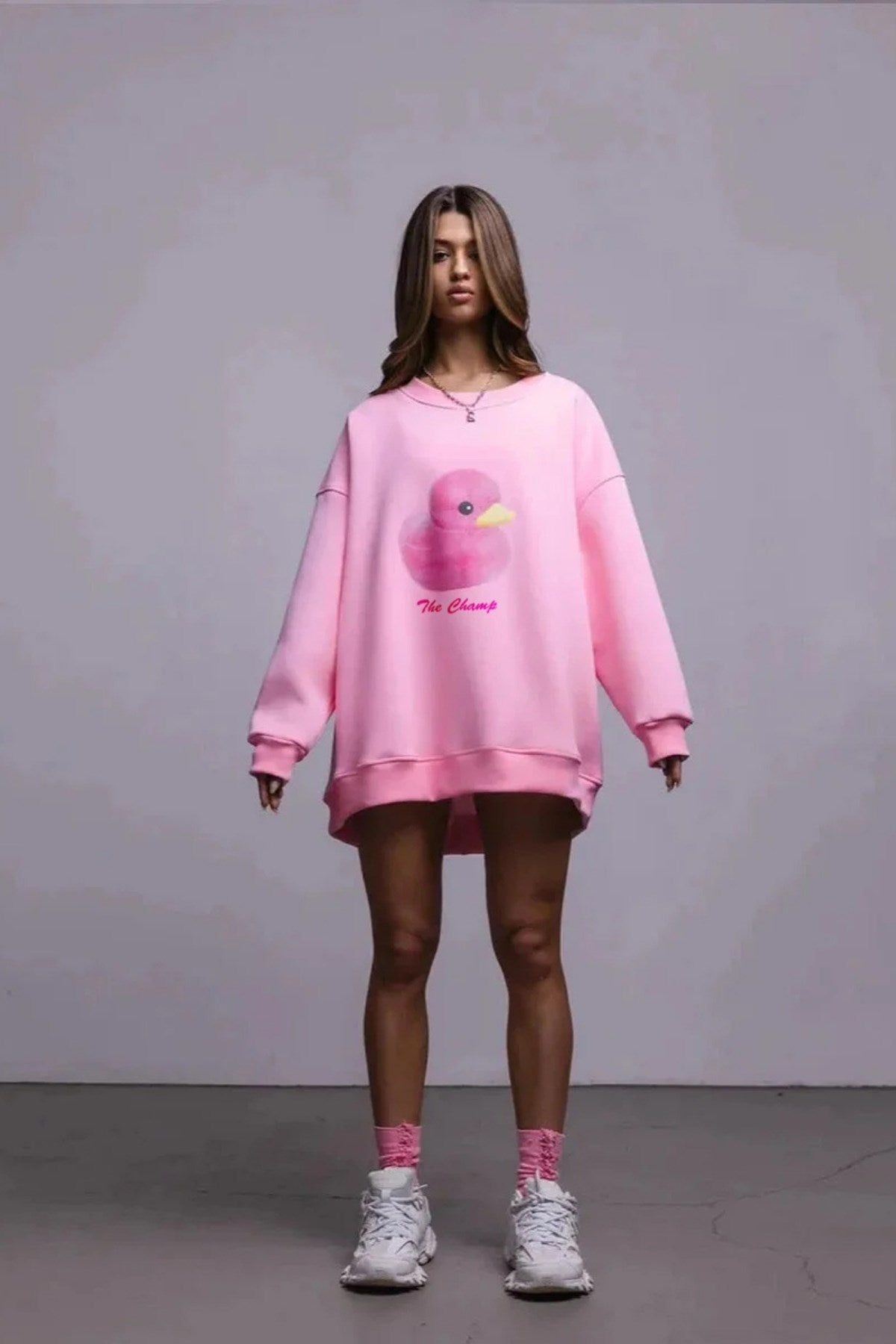 Kadın Beyaz Bisiklet Yaka Sweatshirt – Pembe Ördek Baskılı 3 İplik Şardonlu Oversize