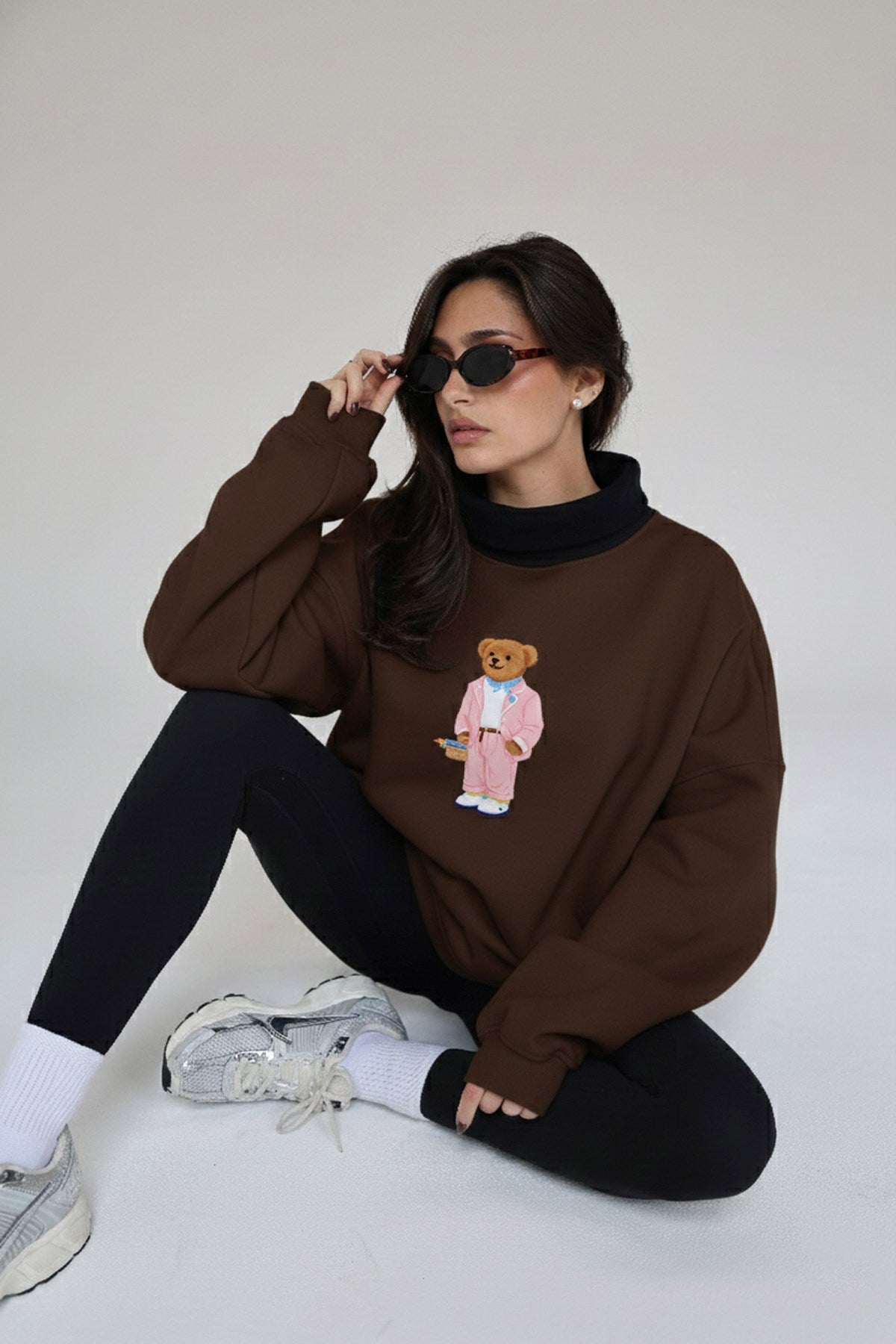 Kadın Oversize Sweatshirt Pink Suit Bear Baskılı Kahverengi – Bisiklet Yaka, 3 İplik Şardonlu Polar