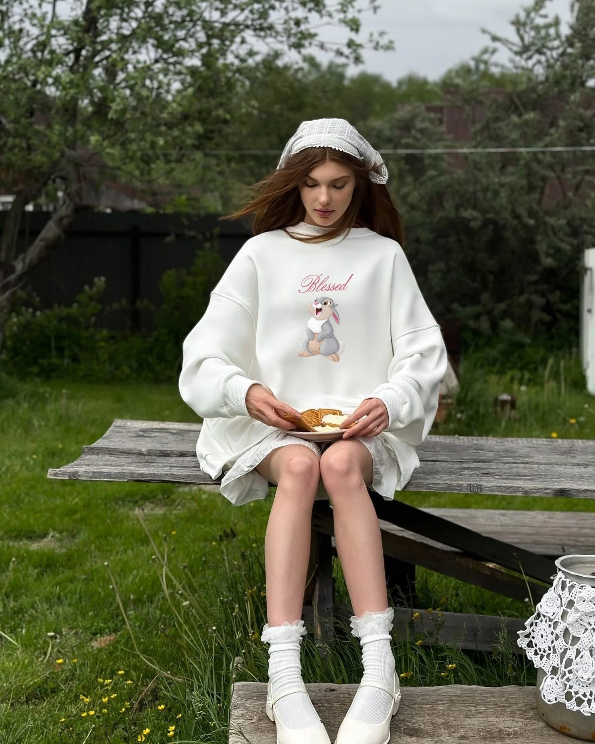 Kadın Oversize Sweatshirt Elbise Blessed Bunny Baskılı Beyaz – Bisiklet Yaka, 3 İplik Şardonlu Polar